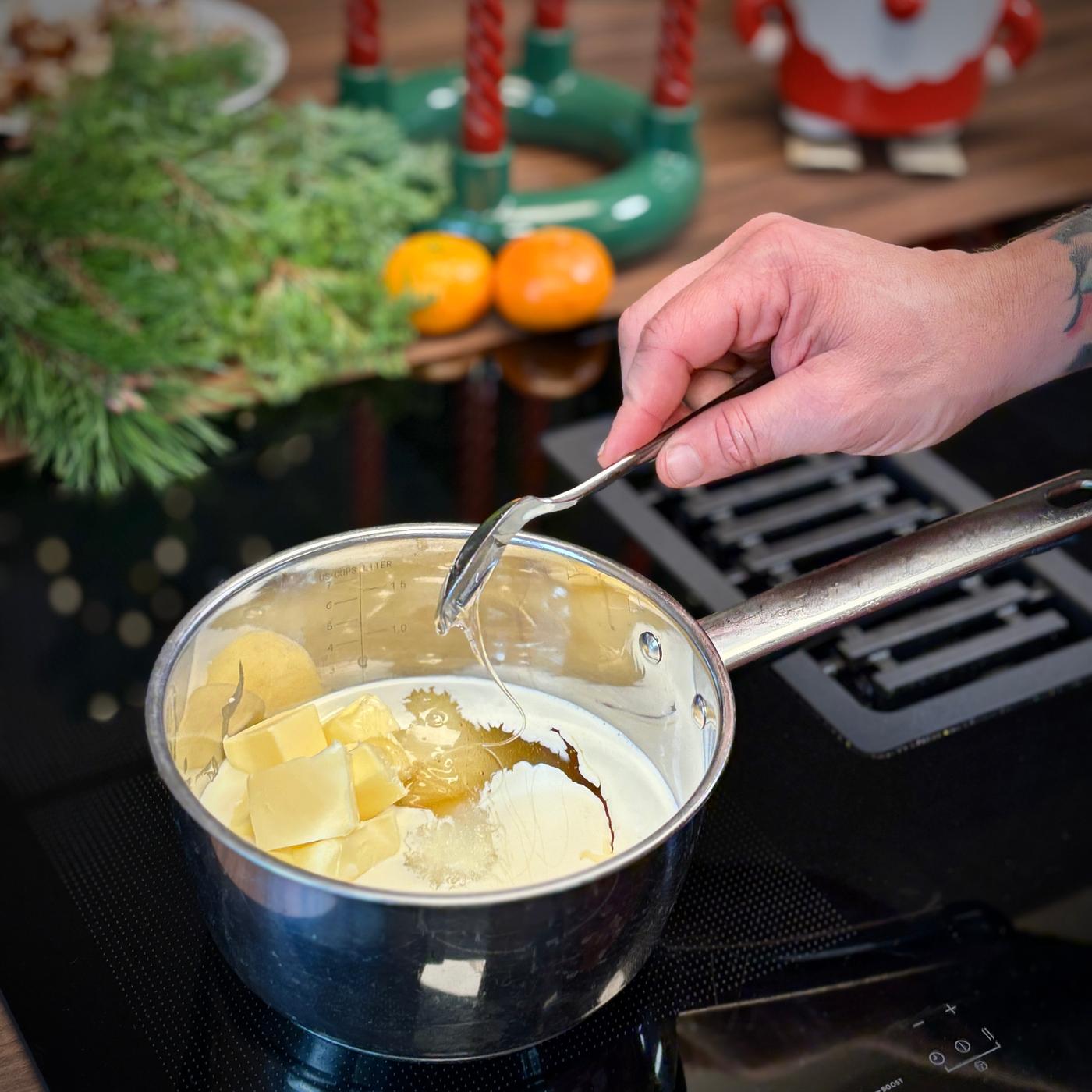 Ingredienserne røres sammen i en gryde.