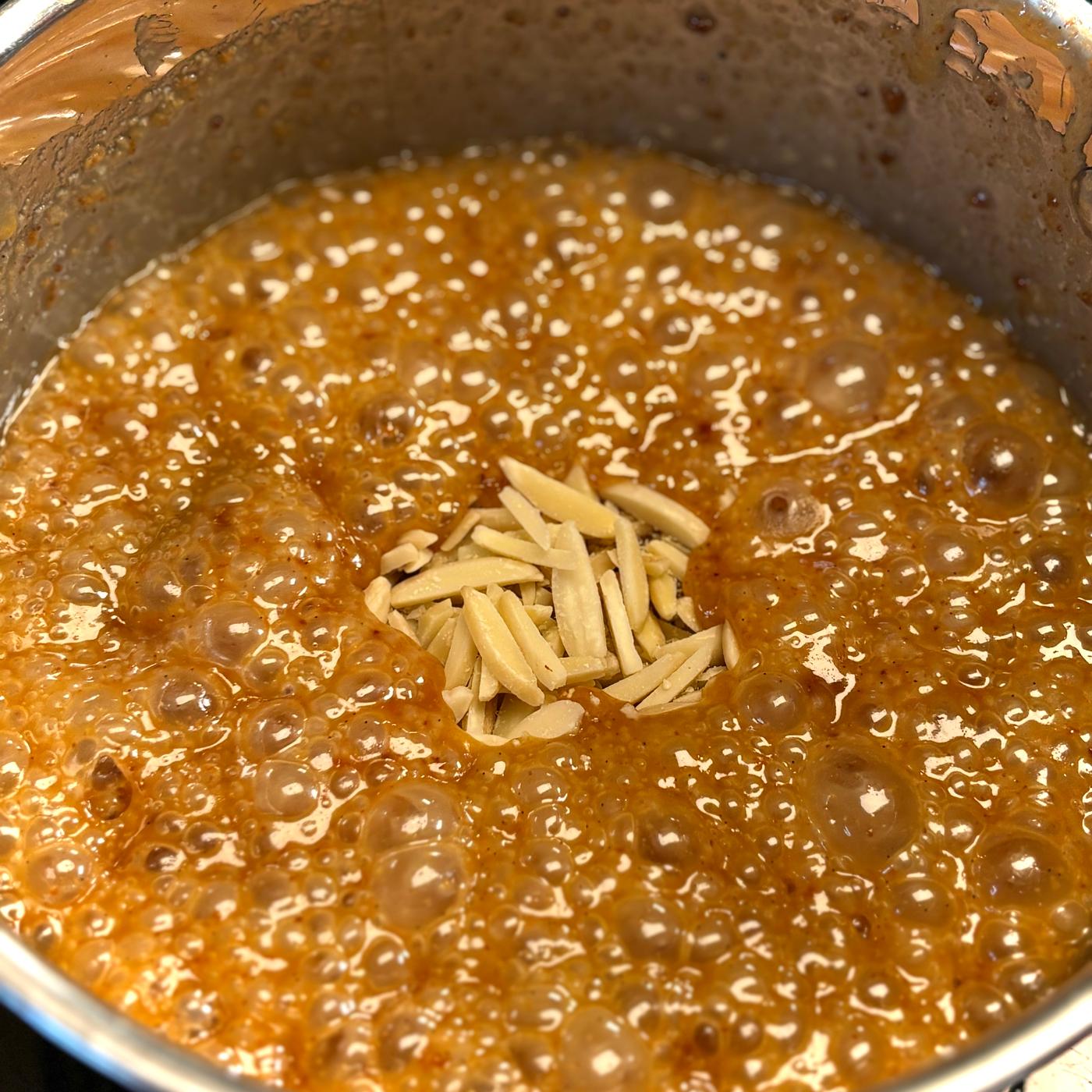 Ingredienserne til svensk karamel-"knäck" smeltes sammen i en gryde.