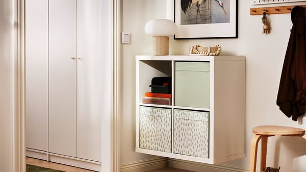 Ingresso con guardaroba PLATSA con ante a specchio.