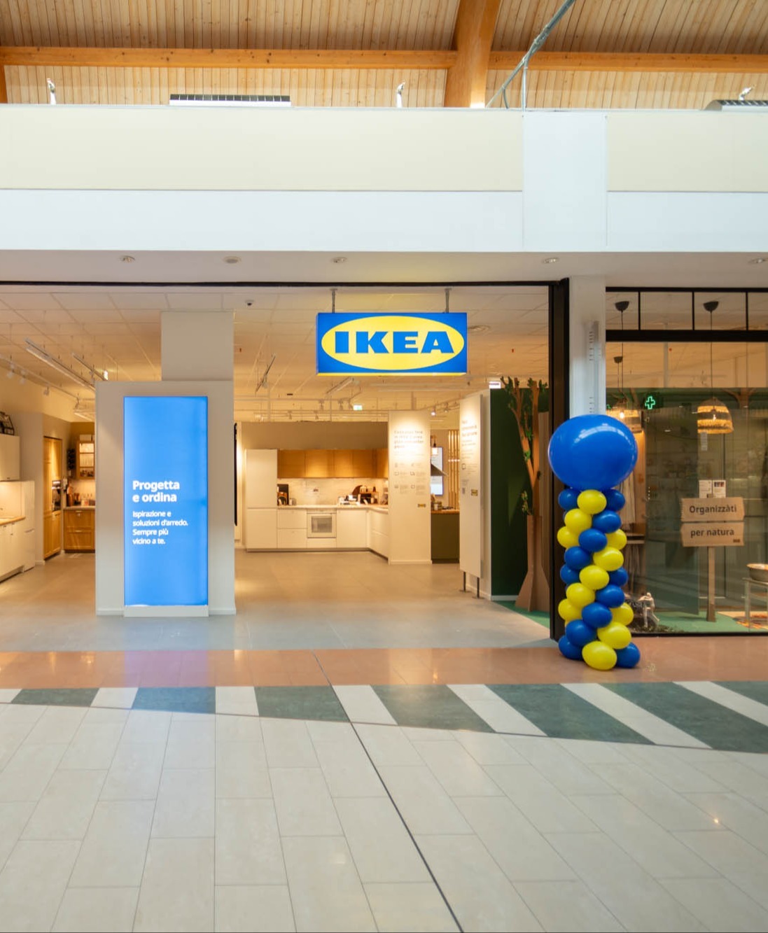 Ingresso dell'IKEA Cuneo plan and order point.