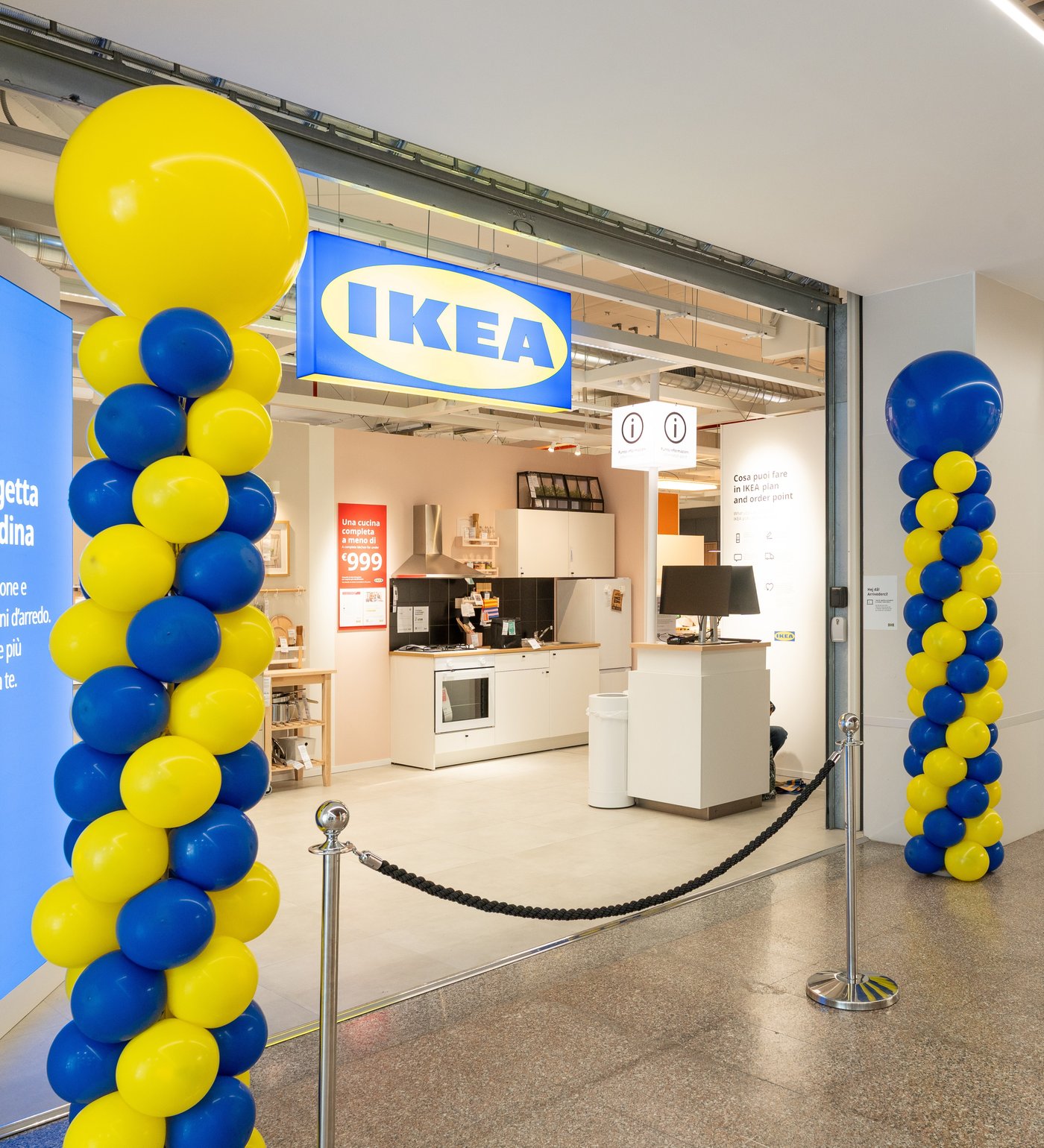 Ingresso dell'IKEA Latina plan and order point.