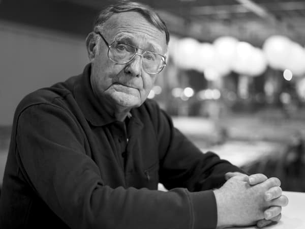 Ingvar Kamprad blickt in die Kamera und zieht die Augenbrauen hoch.