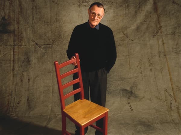 Ingvar Kamprad s ikonickou židlí.