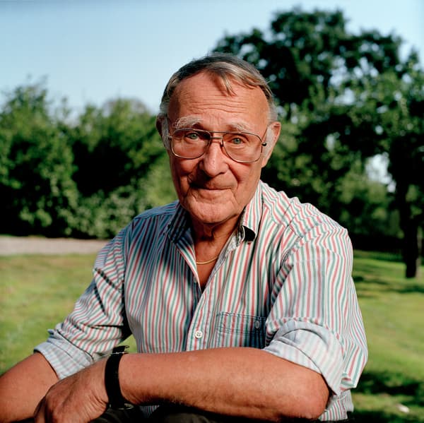 Ingvar Kamprad sitting outside in a striped shirt