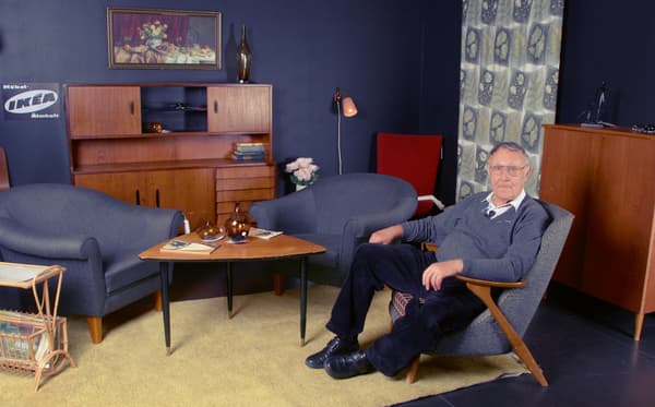 Ingvar Kamprad sitzt inmitten einer IKEA Einrichtung in einem Sessel.