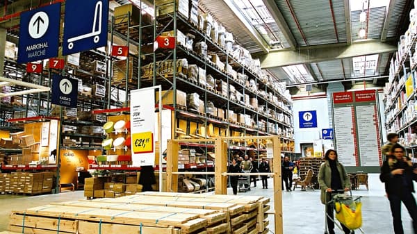 高い棚に商品が積まれた倉庫型店舗の通路。
