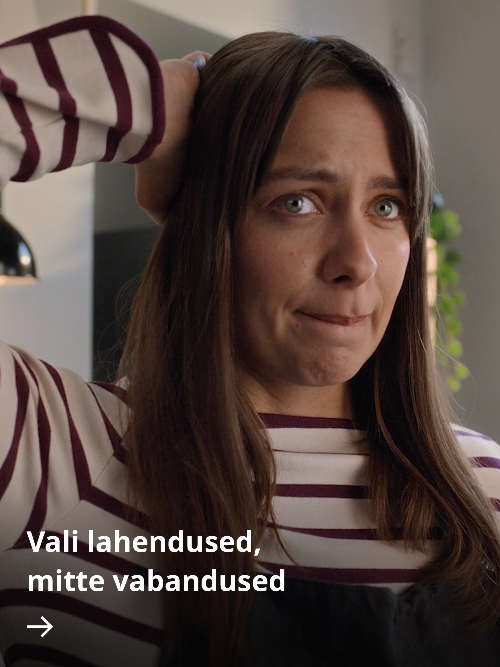 Inimene vaatab kedagi teist vabandava ilmega - paistab, et ta tunneb end kodu korratuse pärast ebamugavalt ja veidi süüdlaslikult.