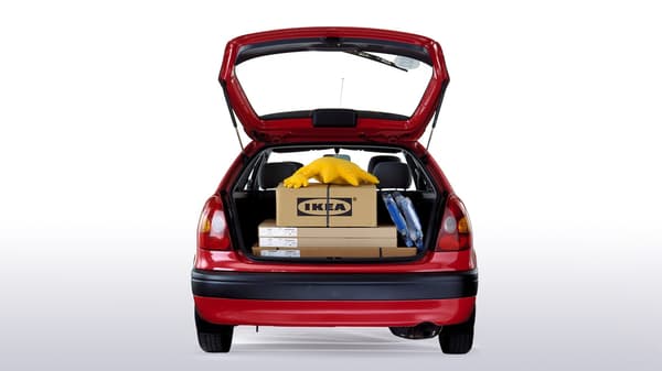 赤い車にトランクに荷物が積んである