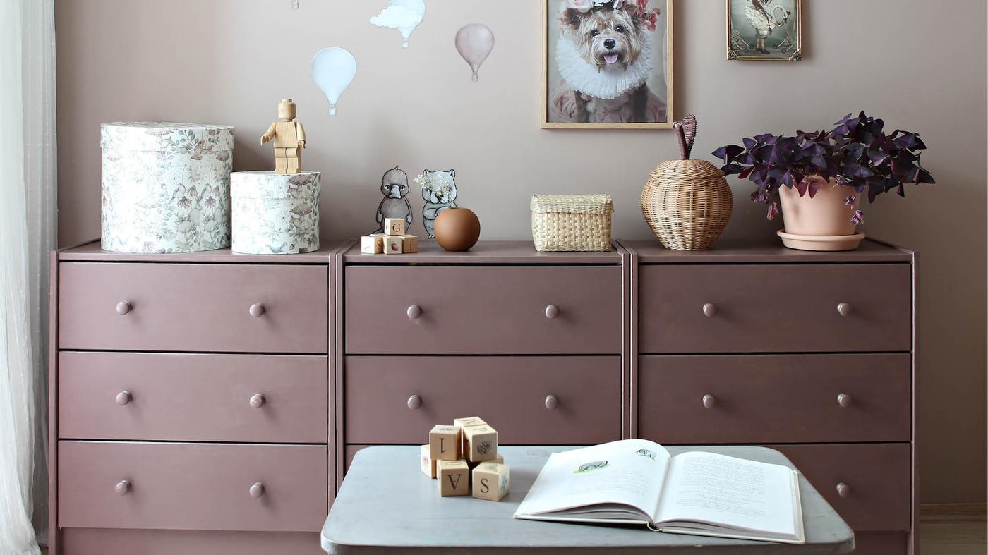 Innred barnerommet med slitesterke, kommoder i treverk på rekke og rad. 