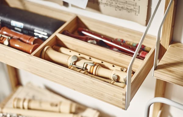 Instruments et accessoires de musique rangés dans des compartiments, sur des étagères.