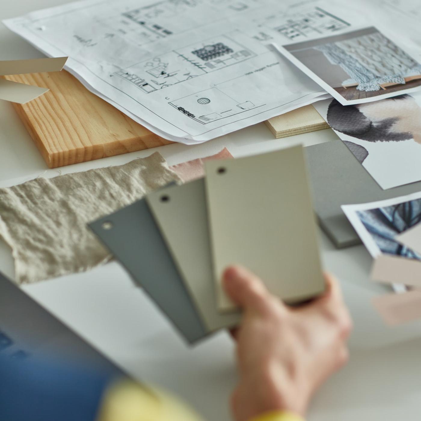 インテリアデザイン用に選ぶため、イケアの従業員がさまざまな色を見せている