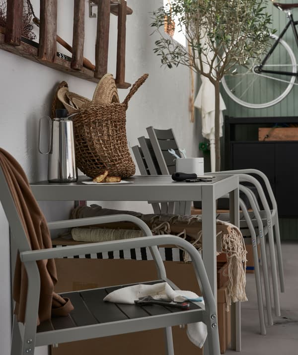 Intérieur ayant l’aspect d’un garage des chaises superposées et une autre chaise placée près d’une table.