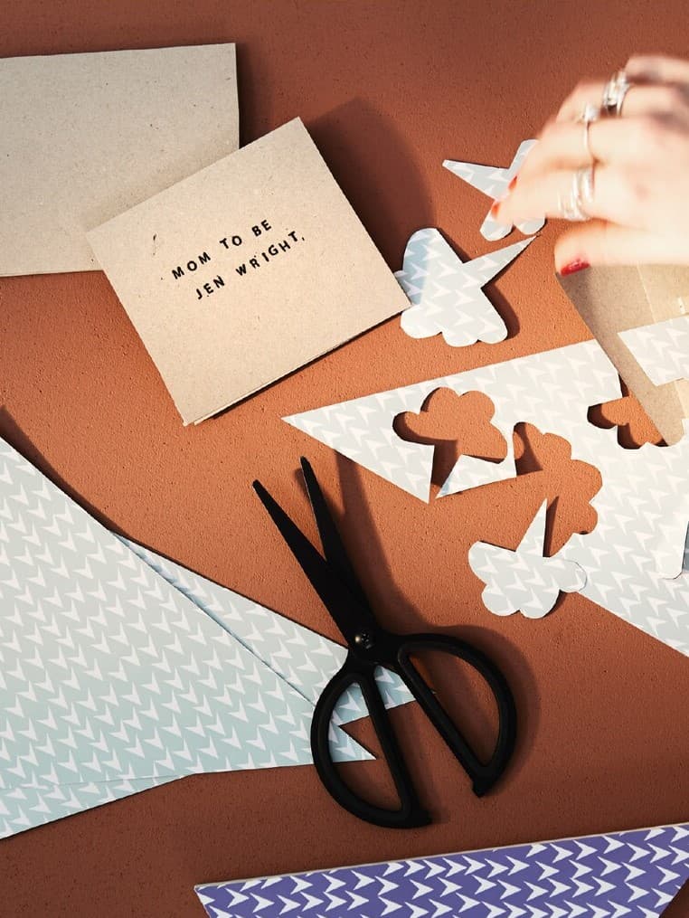 Invitation à une fête de naissance, qui libère des nuages quand on l’ouvre.