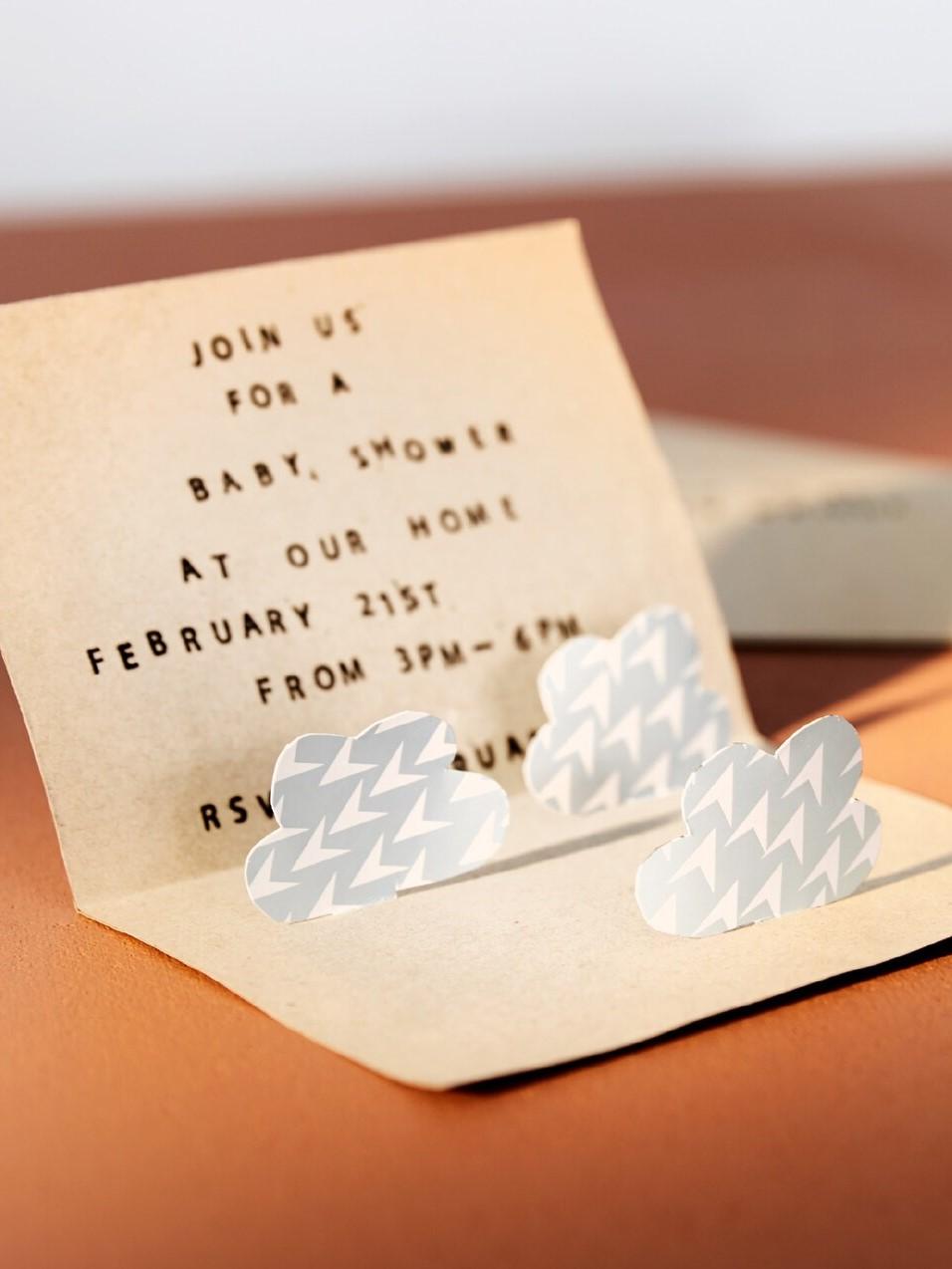 Invitation à une fête de naissance, qui libère des nuages quand on l’ouvre.