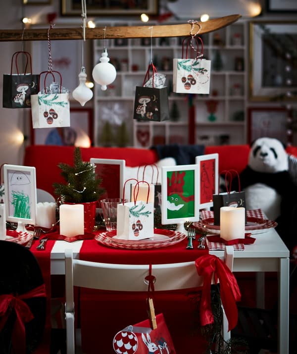 Invitez les enfants à réaliser une exposition artistique sur le thème des fêtes grâce aux cadres à double face IKEA TOLSBY.