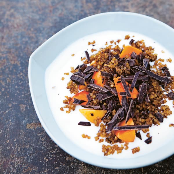 Iogurte com xarope de ácer, bulgur torrado, dióspiro e chocolate