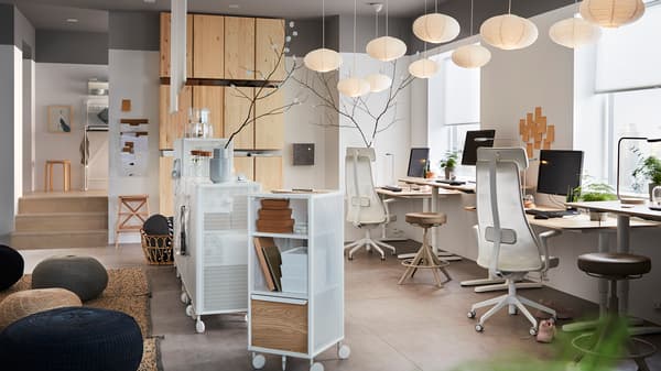 Iroda székekkel és BEKANT zárható tárolóval.