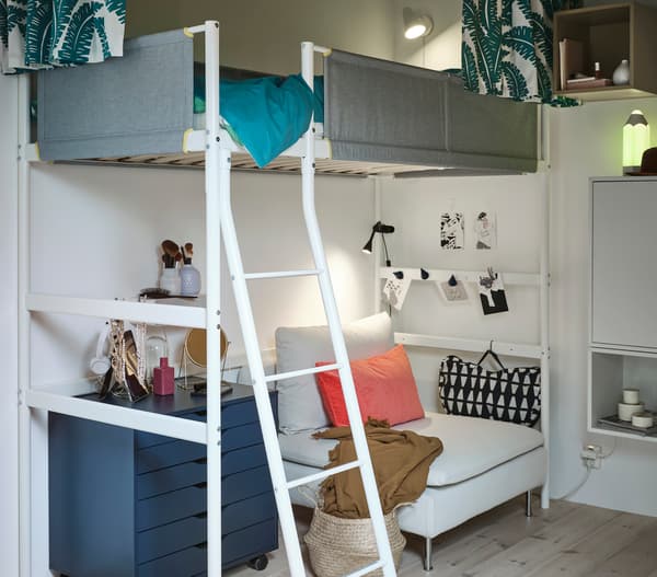 白いロフトベッドにブルーの収納を組み合わせた子ども部屋。下段にソファと学習スペース付き。