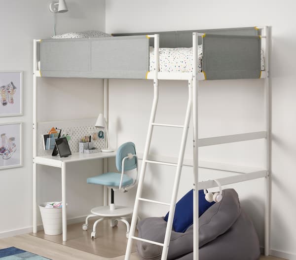 白いロフトベッドに学習机を組み合わせた子ども部屋。コンパクトで整理しやすいデザイン。