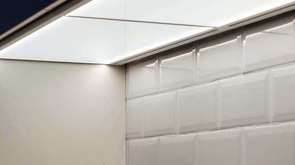 IRSTA LED-Arbeitsbeleuchtung an einem Wandschrank montiert