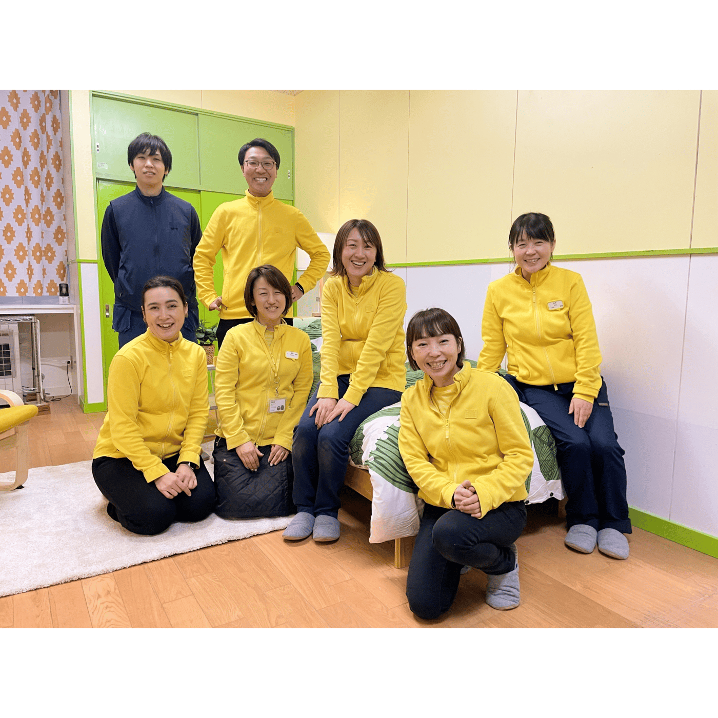 黄色いシャツを着たイケアのスタッフの集合写真