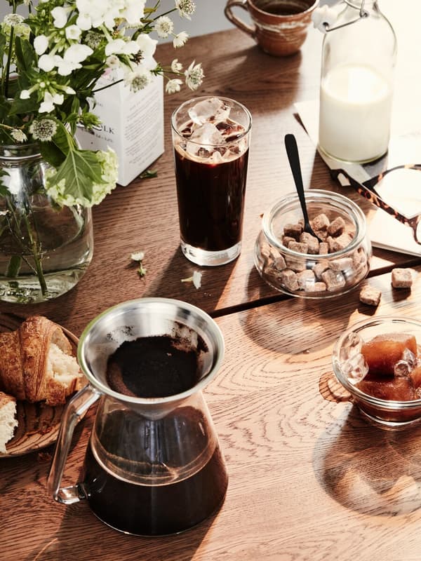 Iskaffe förbereds på ett bord.