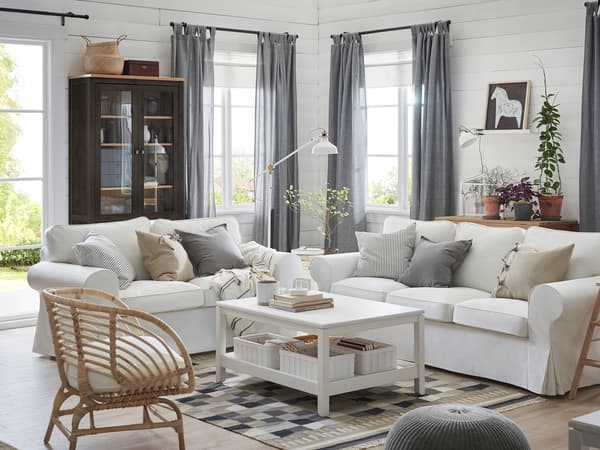 白いソファを置いた明るいリビング。ラタンチェアと観葉植物でナチュラルな北欧風インテリア。