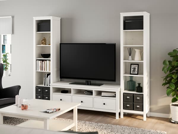 白いテレビボードと収納付きコーヒーテーブルを置いたシンプルなリビング。モノトーンで統一。