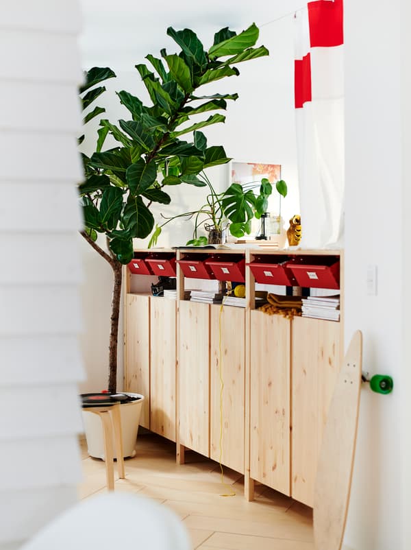 ตู้ IVAR/อิวาร์ ตั้งเรียงกันอยู่บนพื้นในห้องสีขาว มีที่เก็บของทั้งแบบเปิดและแบบปิด ใช้เป็นที่กั้นห้องได้ด้วย