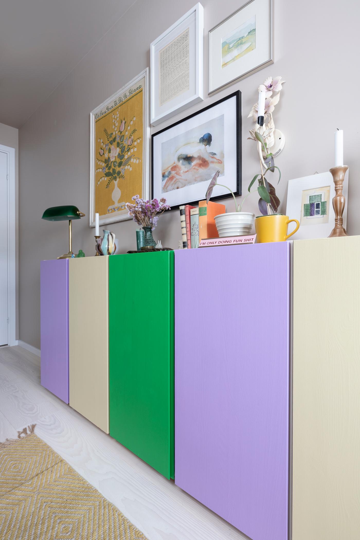 IVAR har vært i salg siden 1968, og er blitt betegnet som møblenes jeans. Det kan brukes til alt og får ofte sitt unike utseende avhengig av hvem det havner hos.