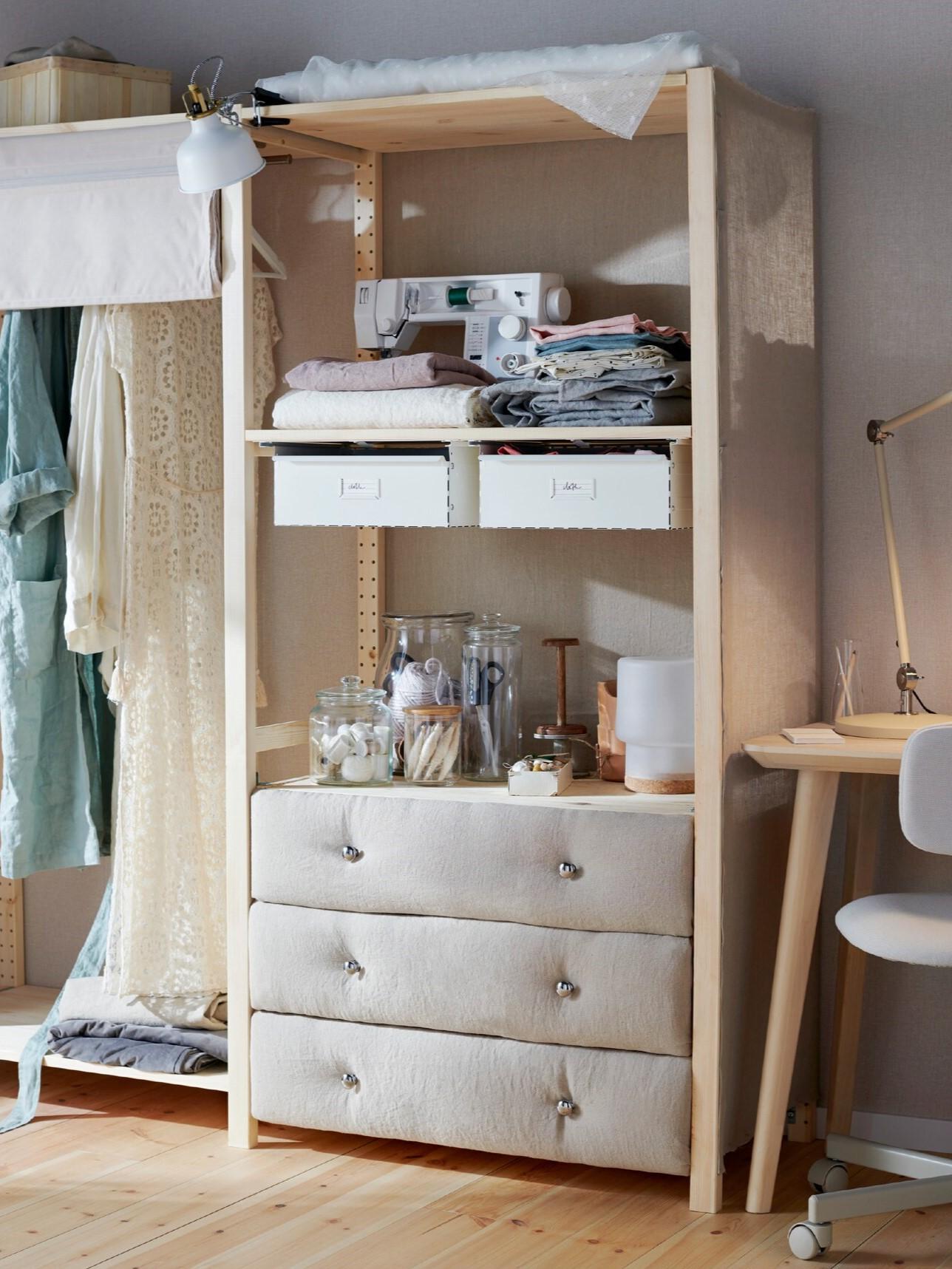 IVAR Regal mit aus Stoff verkleidete Laden.