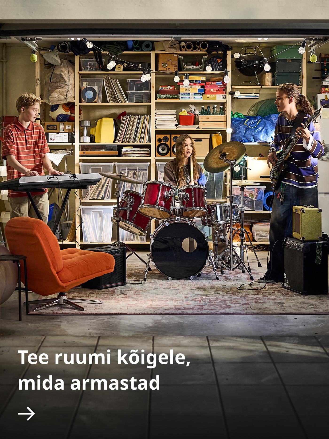 IVAR riiulitega sisustatud korras garaaž, kus bänd harjutab trummide, kitarride ja klahvpillidega.				