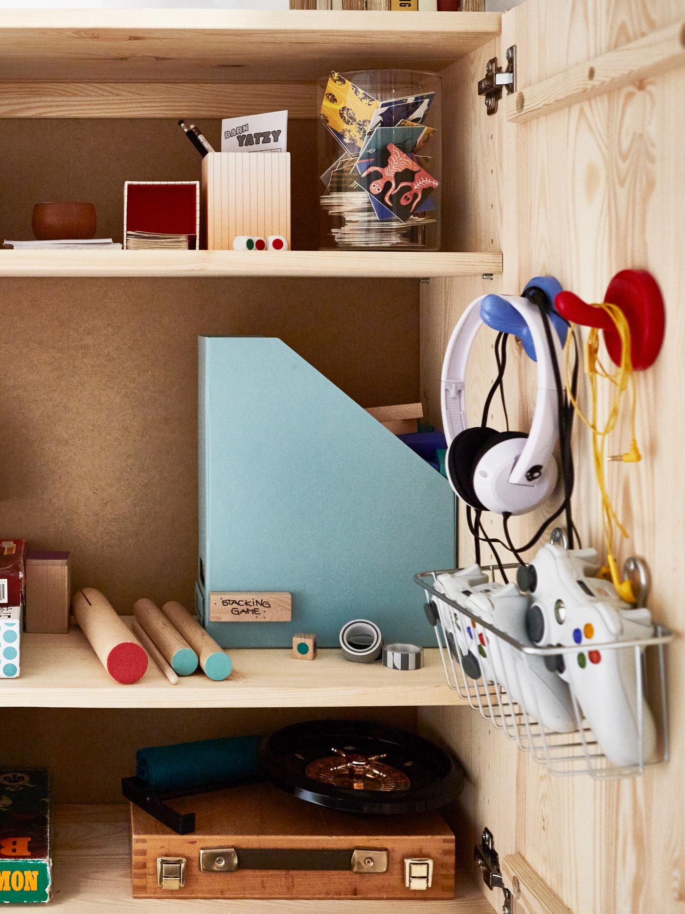 IVAR skab forvandlet til et opbevaringssted til spil og anden underholdning, med kurve til controllere, kroge til hovedtelefoner og tidsskriftsamlere til endnu flere ting.