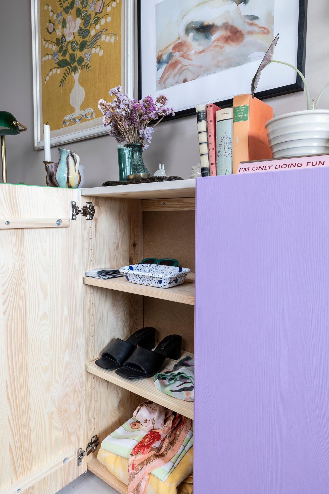 IVAR var fra Ikea har vært i salg siden 1968, og er blitt betegnet som møblenes jeans. Det kan brukes til alt og får ofte sitt unike utseende avhengig av hvem det havner hos. Skapene i seg selv er enkle og oppfyller flere kriterier for holdbarhet, både med tanke på miljø og økonomi. Dessuten kan du ved hjelp av litt beis, lakk eller maling, skape akkurat det uttrykket du vil.