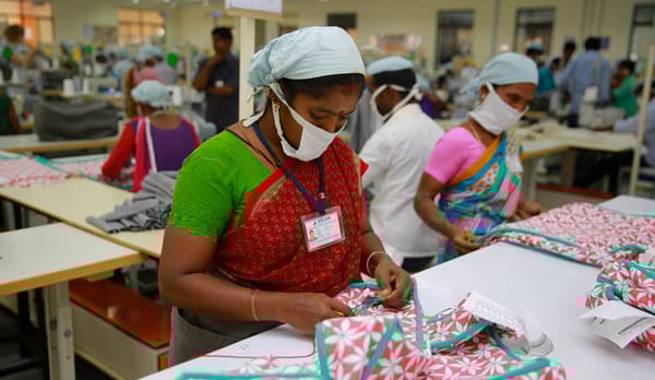 업무 환경의 안전과 보건을 보장하는 IWAY 규정을 준수하며 IKEA 텍스타일 패브릭 재봉 작업을 하고 있는 여성들.