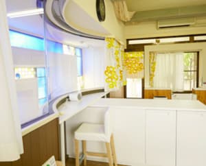 細長い空間を、METOD/メトードのワークトップを半円にして脚を付けたものと、BESTÅ/ベストーで仕切ってコーナーを。