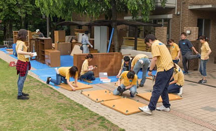古い家具を撤去して、新しい家具を搬入している様子。
