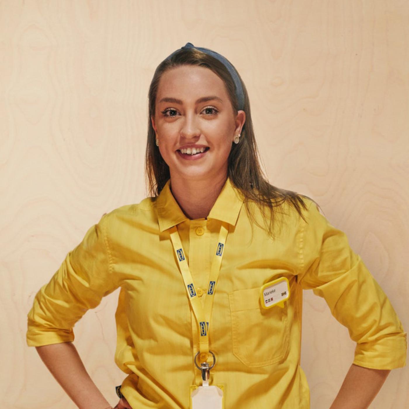 黄色いユニフォーム姿のイケアの従業員がほほ笑んでいる