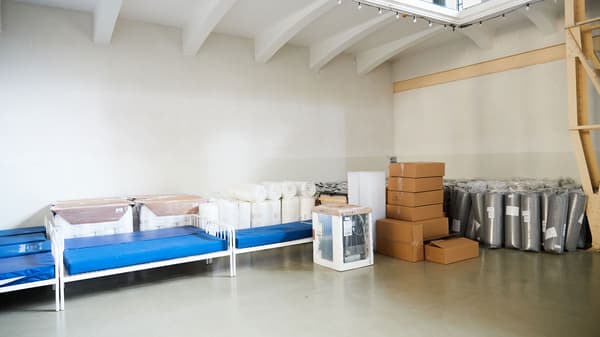 Izba v dočasnom domove pre seniorov s nábytkom z IKEA.