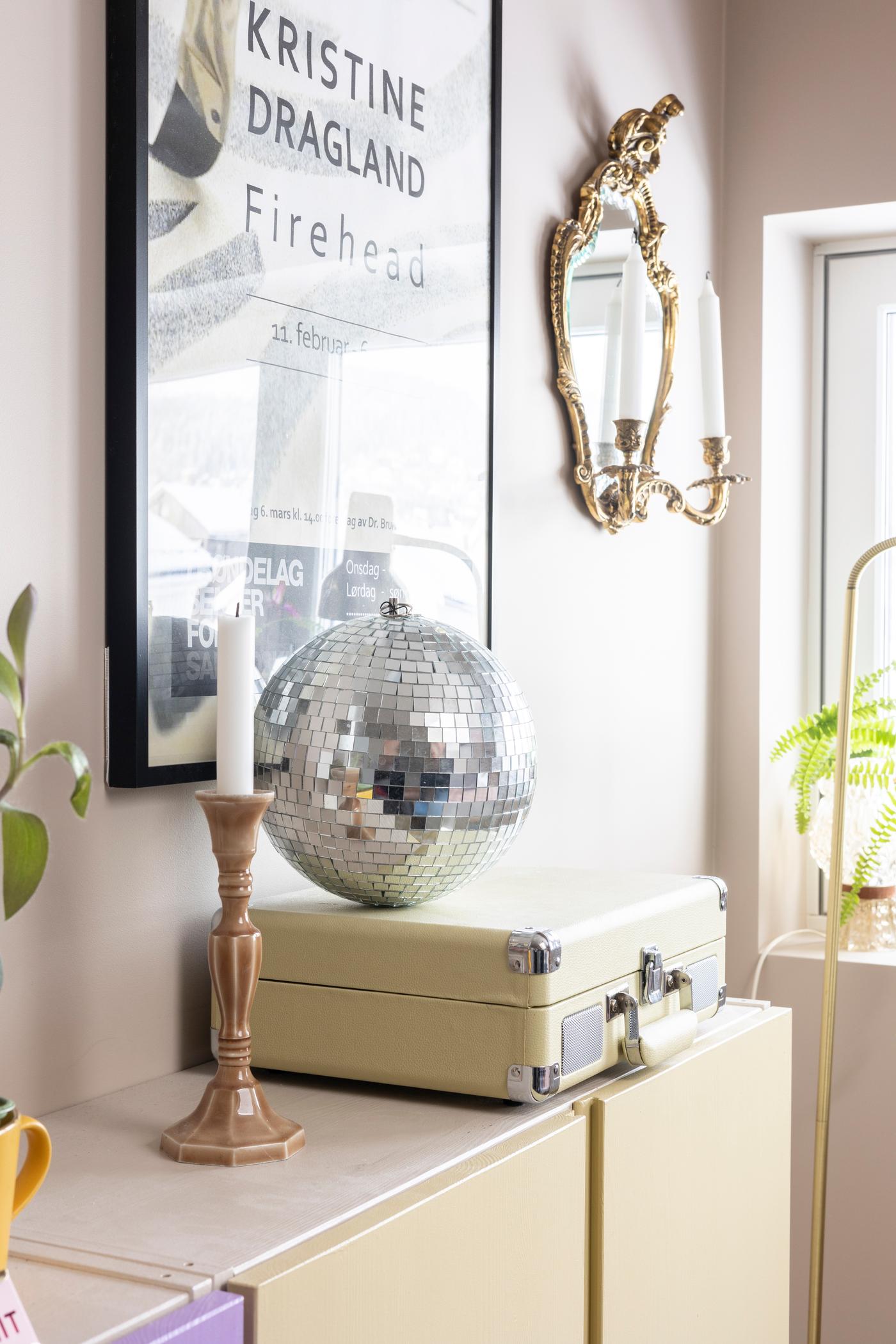 Ja i sin originale tilstand, eller som så ofte, med en personlig touch. Her har Ida Dragland satt preg på skapene på ungdomsrommet ved hjelp av tre spann maling.