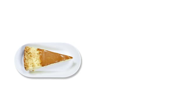 Jablečný koláč s karamelem na bílem oválném talířku