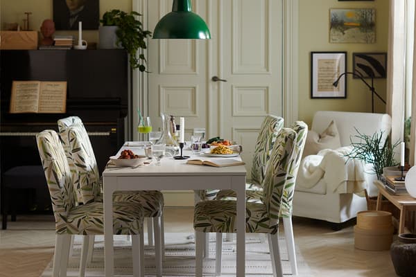 Jadalnie, stół rozkładany EKEDALEN, krzesła tapicerowane BERGMUND 