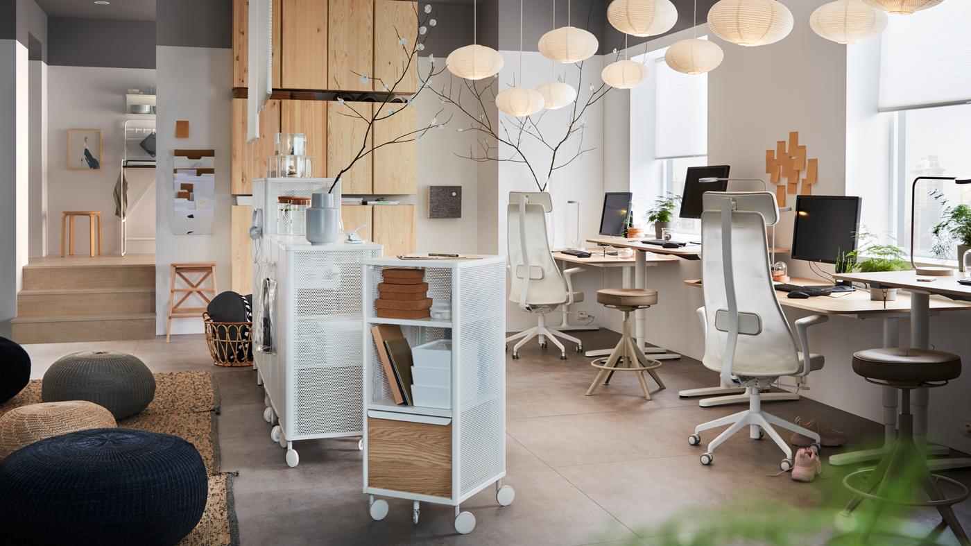 משרד המרוהט בכיסאות מסתובבים ארגונומיים JÄRVFJÄLLET, ארונות אחסון IVAR מעץ אורן ושולחנות עבודה מפורניר אלון.
