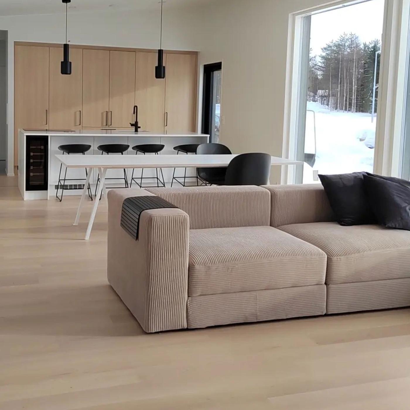 JÄTTEBO beige manchestersoffa i rum med öppen planlösning.