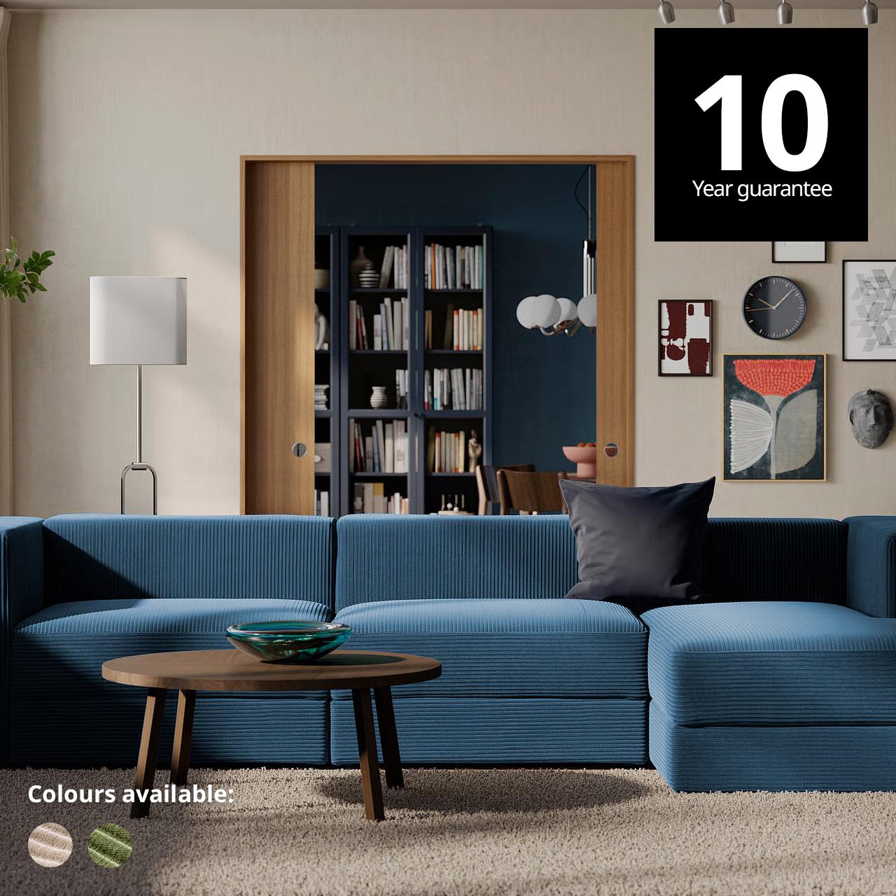 JÄTTEBO modular sofa in samsala dark blue colour in spacious living room setting on top of a STOENSE off-white rug and a oak veneer STOCKHOLM 2025 coffee table. A 10-year guarantee tag is placed over the image at the top right corner. White text overlay image that reads "Colours available:" with the colour swatch of Samsala grey-beige and Samsala dark yellow-green.