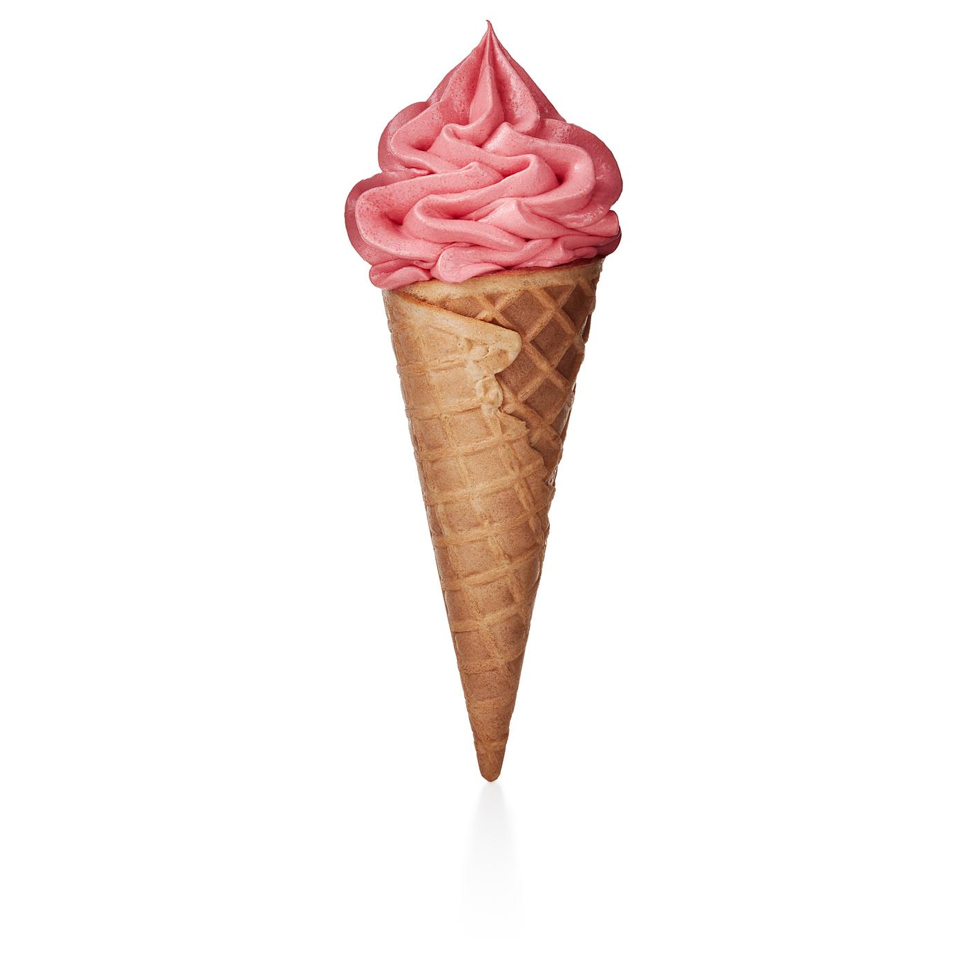 Jahodová zmrzlina v kornoutu, točená.