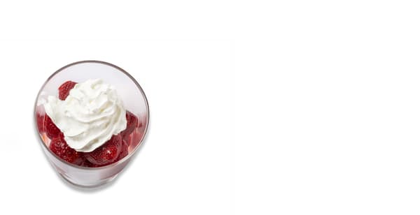 jahody se šlehačkou ve skleničce