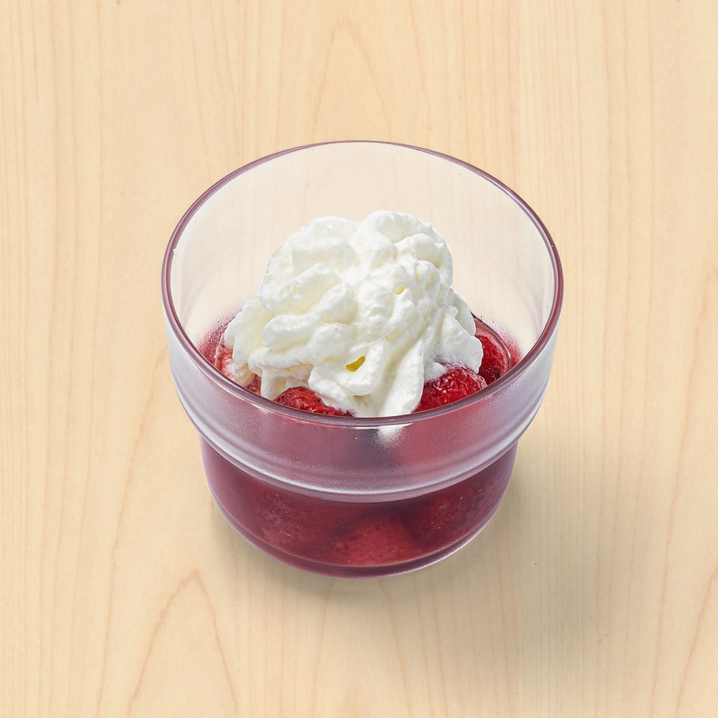 Jahody se šlehačkou ve sklenici OLIVTRAST.