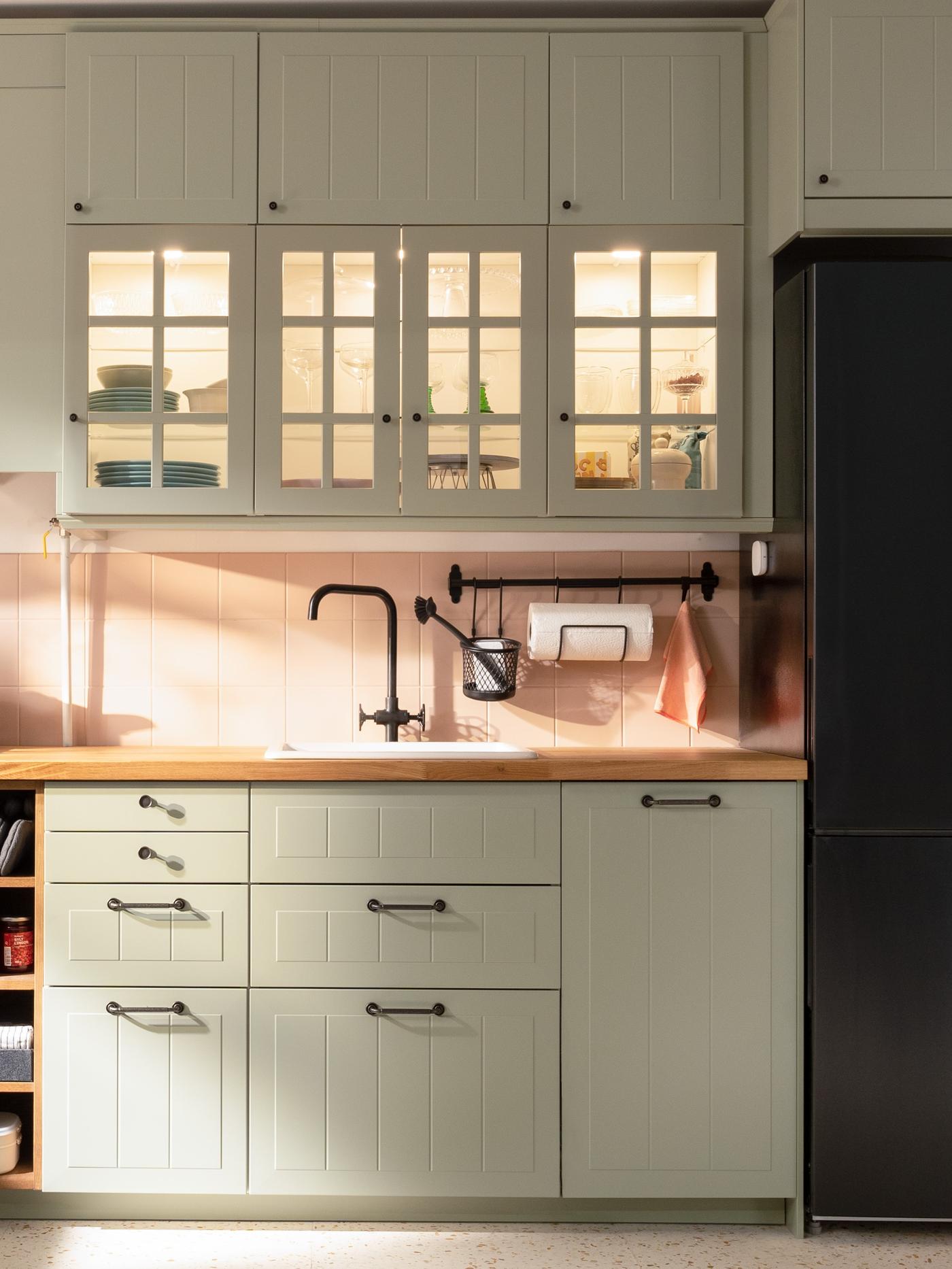 Jasnozielone fronty STENSUND w tradycyjnej kuchni 