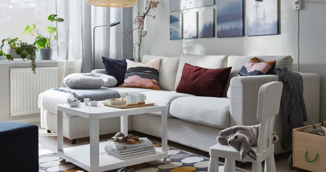 jasny salon z białym narożnikiem do spania